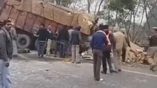 यूपी में बस-ट्रक की टक्कर में 6 की मौत और 27 घायल