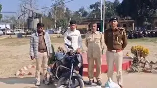 सोनबरसा: झीम नदी पुल पर सोनबरसा पुलिस की बड़ी कार्रवाई, 600 बोतल नेपाली शराब के साथ तस्कर गिरफ्तार