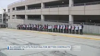 Allegiant Pilots Picketing For Better Contracts 11/19/25