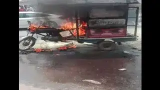 Auto-rickshaw sets on fire
