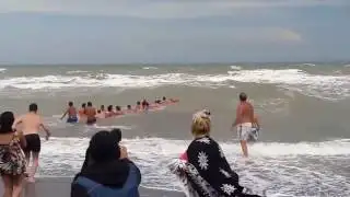 Beachgoers form human chain to help lifeguards rescue people drowning