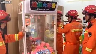 Chinese Firefighters Free Child Trapped in Claw Machine (muted)