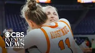 Clemson basketball teammates surprise player with visit from mom