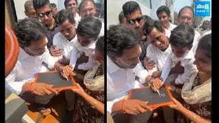 అక్షరాభ్యాసం చేయించిన సీఎం జగన్..| CM Jagan Unseen Video in Bus Yatra | AP Elections 2024@SakshiTV