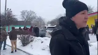 Crowd Confronts Men Suspected to Be ICE Agents Outside Minneapolis Taco Shop