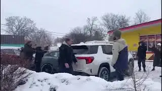 Crowd Confronts Suspected ICE Agents Outside Minneapolis Taco Shop