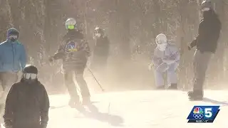 Die-hard skiers hit Stowe slopes despite subzero temperatures