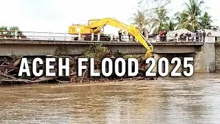 Excavator Fights Massive Flood Debris to Save a Bridge During Aceh Flood 2025