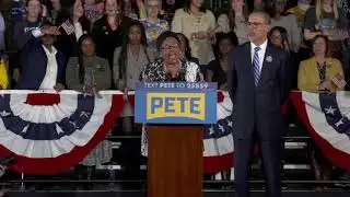 Gladys Muhammad introduces Pete Buttigieg in Iowa