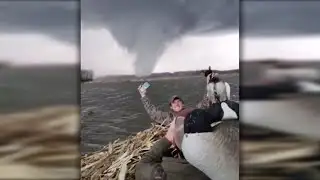 Illinois duck hunters witness tornado