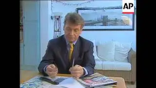 Journalists smuggle knives on plane