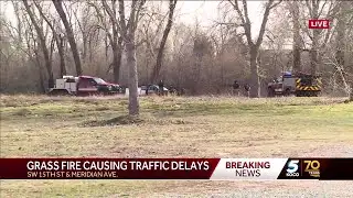 Large grass fire causes traffic to shut down in southwest Oklahoma City