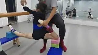 leg stretching painful training 😔