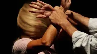 Maltrattata e rapinata  Domiciliari con braccialetto per compagno padrone