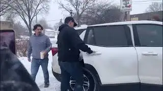 Minneapolis Crowd Confronts Suspected ICE Agents During Tense Street Encounter