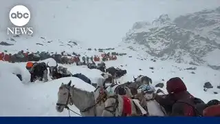 Mount Everest snowstorm leaves hundreds of hikers trapped