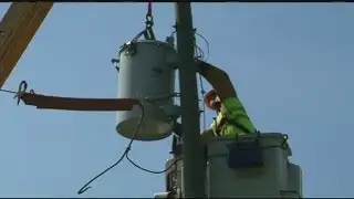 Outdoor workers battle hot temperatures