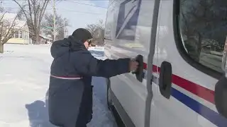 Postal workers in Peoria brave the snow