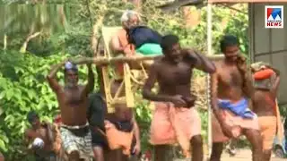 മനുഷ്യൻ മനുഷ്യനെ ചുമക്കുന്ന കാഴ്ച്ച; ശബരിമലയിൽ കഠിനജീവിതവുമായി ഡോളി | Sabarimala dolly