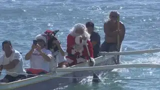 Santa Claus makes Waikiki appearance by canoe
