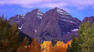 Stunning Timelapse Captures Vibrant Fall Colors at Iconic Mountain Peak