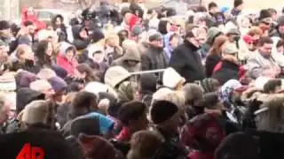 Thousands Brave Bitter Cold to Celebrate Elvis