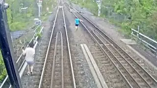 Three kids narrowly avoid hit by GO train | Metrolinx issues warning