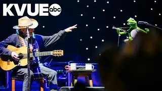 Willie Nelson and Kermit The Frog perform "Rainbow Connection" | Luck Reunion 2024